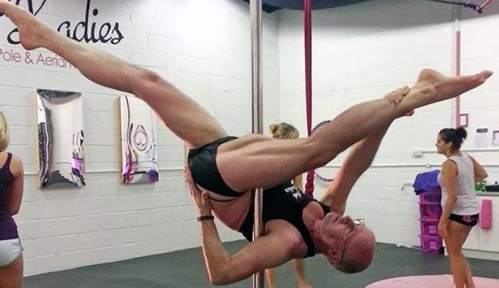 Ο 52χρονος που έκανε 10 χρόνια pole dancing κρυφά από τη γυναίκα του (Φωτό)