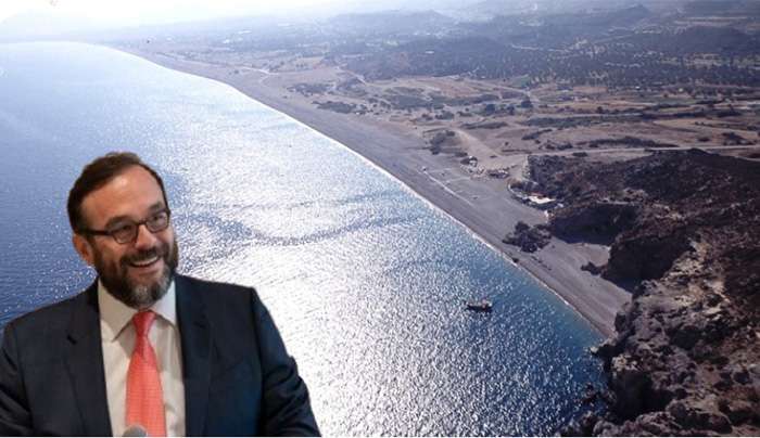Ο Σταύρος Μήτσης με φόντο την έκταση της Βόρειας Αφάντου στη Ρόδο © Όμιλος Mitsis / hradf / PowerGame.gr