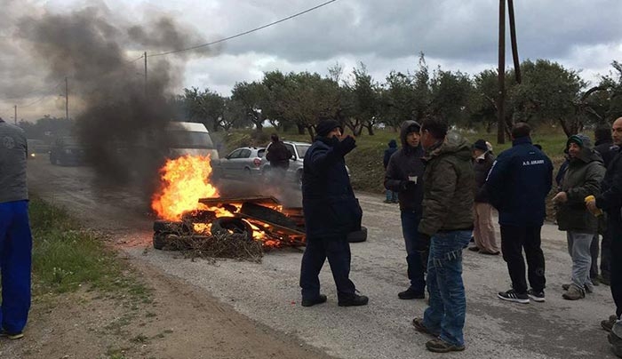 ΣΥΓΚΕΝΤΡΩΣΗ κατοίκων του νησιού σε τρία μέτωπα (φωτό)
