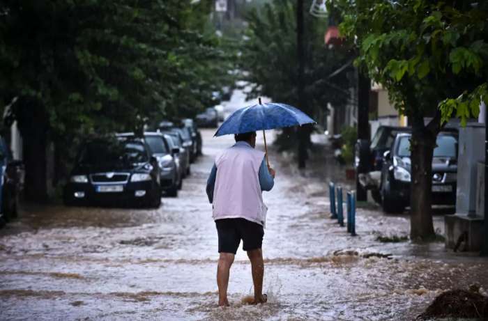 Καιρός σήμερα: Ισχυρές βροχές και σποραδικές καταιγίδες με θυελλώδεις ανέμους – Πού θα πέσουν χιόνια