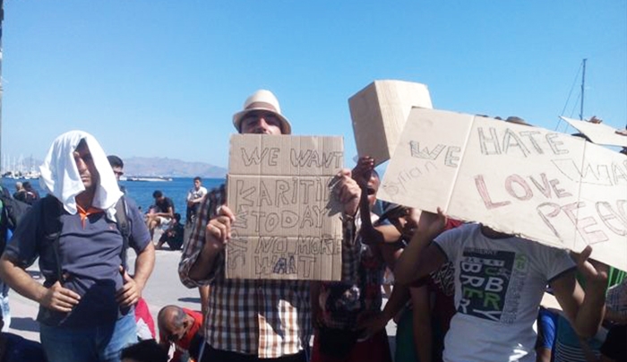 ΜΕΓΑΛΗ Διαδήλωση μεταναστών και πάλι στην Κω: "Καρτια! Καρτια! WE WANT KARTIA!" (φωτό)