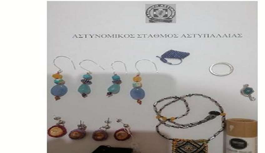 Συνελήφθησαν τρεις 21χρονες στη Αστυπάλαια για κλοπή αξεσουάρ από κατάστημα.