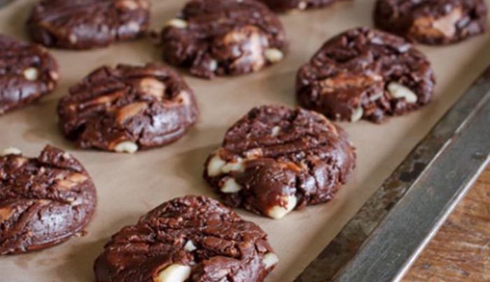 Cookies διπλής σοκολάτας με σταφίδες