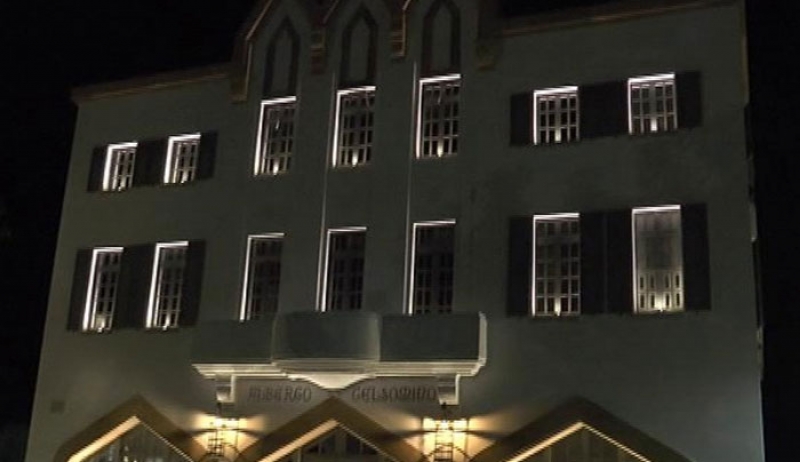 ΑΝΑΨΑΝ ΕΧΘΕΣ ΤΟ ΒΡΑΔΥ ΤΑ ΦΩΤΑ ΣΤΙΣ ΟΨΕΙΣ ΤΟΥ ΙΣΤΟΡΙΚΟΥ ΚΤΗΡΙΟΥ ALBERGO DEL GELSOMINO