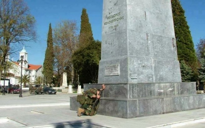 Συγκίνηση! Ο στρατιώτης που γονάτισε μπροστά στον Κολοκοτρώνη!