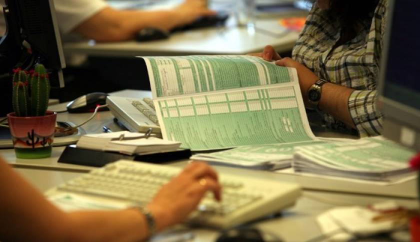 Η εφορία πατάει "γκάζι" στις κατασχέσεις - Κινδυνεύουν ακόμη και οι οφειλέτες με χρέη 500 ευρώ