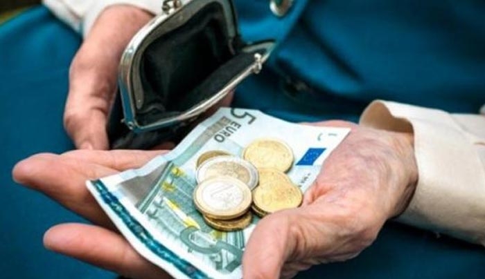 Διπλό χτύπημα για τους δικαιούχους του ΕΚΑΣ