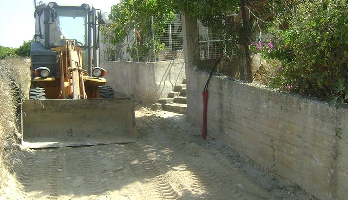 Σε πλήρη εξέλιξη η ανακατασκευή και ο ηλεκτροφωτισμός κοινοτικού δρόμου στην Αγία Τριάδα