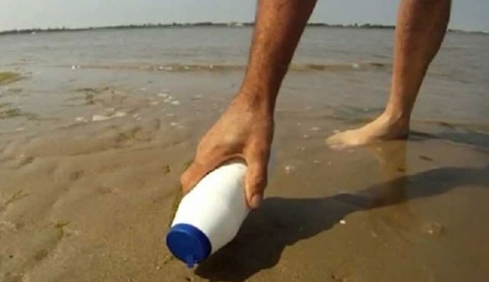 ΑΠΙΣΤΕΥΤΟ: Δείτε τι παράξενο συνέβη όταν έριξε λίγο αλάτι στην άμμο! (Βίντεο)