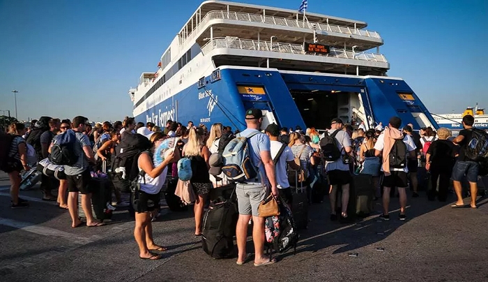 Πώς θα ταξιδέψουμε το καλοκαίρι – Το σχέδιο εμβολιασμού των ναυτικών και τα τεστ για τους επιβάτες
