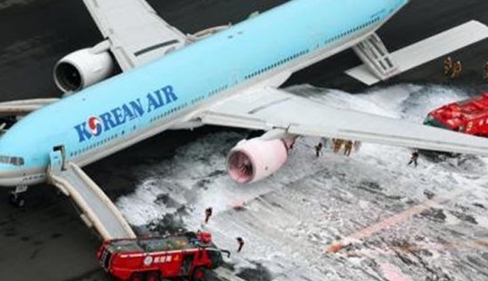 Εσπευσμένη εκκένωση αεροσκάφους με 300 επιβάτες λόγω φωτιάς (βίντεο)