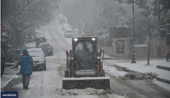 Πυκνή χιονόπτωση στο Διόνυσο - Στα ''λευκά'' Πάρνηθα, Βίλια και Ιπποκράτειος Πολιτεία