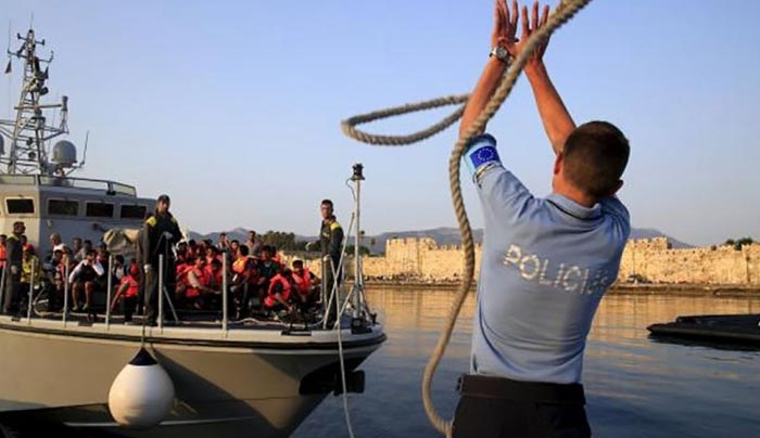 «Ελληνική ακτοφυλακή και Frontex ανακόπτουν την πορεία των λέμβων»