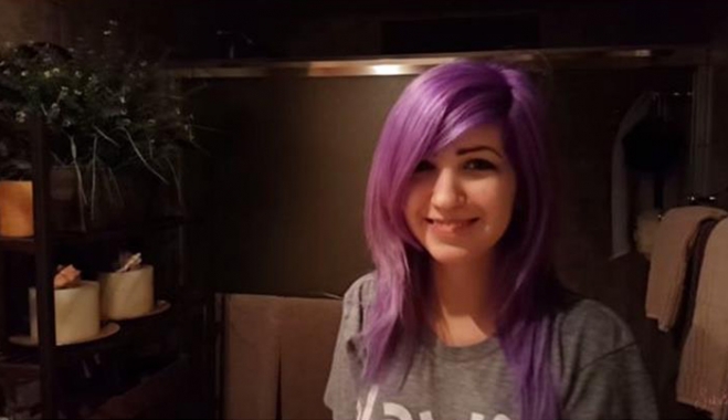 Τα μαλλιά της κοπέλας αλλάζουν χρώμα καθώς περπατά! (Video)