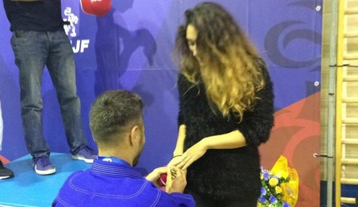 Χανιώτης πρωταθλητής κάνει πρόταση γάμου στην κοπέλα του με το μετάλλιο στο στήθος (βίντεο)