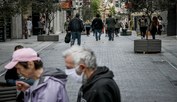 Κορονοϊός: Ανησυχία για τη διασπορά, ένα βήμα πριν την υποχρεωτική χρήση μάσκας
