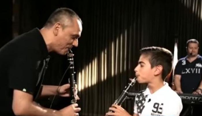 O 13χρονος που μάγεψε με τη δεξιοτεχνία του στο κλαρίνο - ΒΙΝΤΕΟ