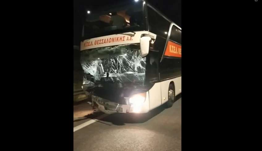 Ένα 19χρονο αγόρι νεκρό και 6 τραυματίες στην ΠΑΘΕ: Λεωφορείο των ΚΤΕΛ έπεσε πάνω σε δύο ΙΧ