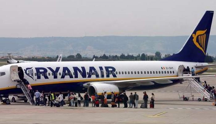 Η Ryanair μειώνει τα δρομολόγια στην Ελλάδα και κατηγορεί την κυβέρνηση