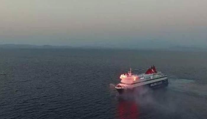 Eντυπωσιακό: Το πλοίο Νήσος Μύκονος «χορεύει» στη θάλασσα με καπνογόνα και βεγγαλικά (βίντεο)
