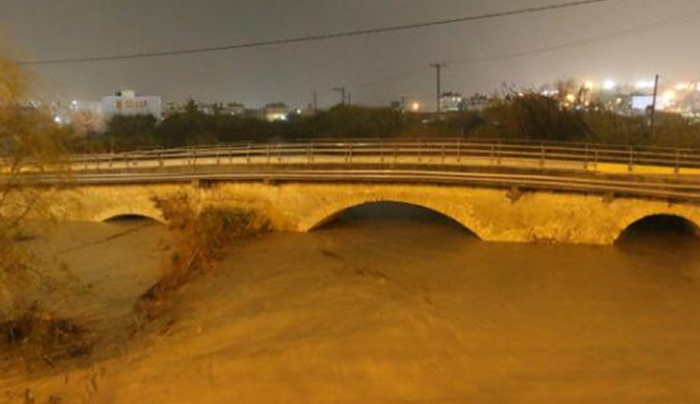 Εγκλωβίστηκαν άνθρωποι σε σπίτια και αυτοκίνητα