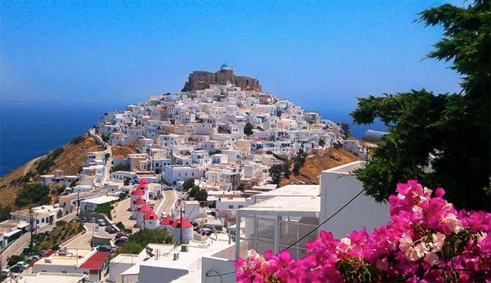 Πανοραμική άποψη της χώρας της Αστροπαλιάς με την εκκλησιά της Παναγιάς του βενετσιάνικου Κάστρου και τους εμβληματικούς κόκκινους μύλους  CNN GREECE