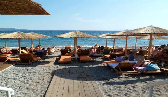ΣΟΚ: 20 Ευρώ η ξαπλώστρα και 7 Ευρώ το μπουκάλι το νερό- Δείτε τις αποδείξεις