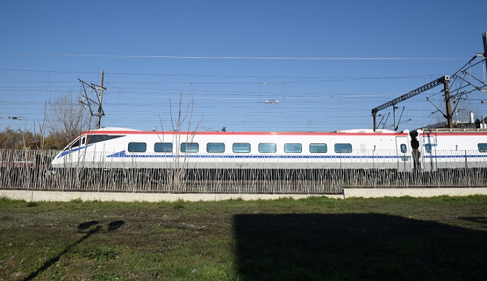 Εντυπωσιακό βίντεο: Δείτε το «Λευκό Βέλος», το γρηγορότερο τρένο της Αθήνας, από ψηλά