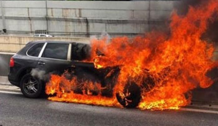 ΕΚΤΑΚΤΟ: Τραγωδία στην Αττική Οδό - Απανθρακώθηκε οδηγός - Στη σύζυγο γνωστού εκδότη ανήκε το αυτοκίνητο