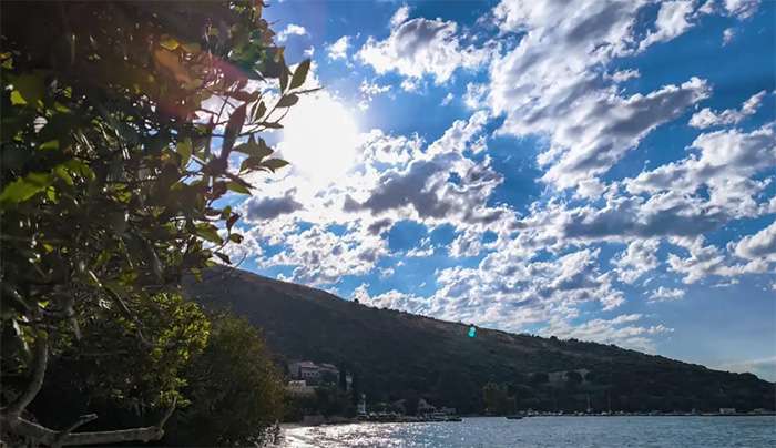 Καιρός σήμερα: Ηλιόλουστη μέρα με λίγες τοπικές νεφώσεις – Η θερμοκρασία σημειώνει μικρή πτώση