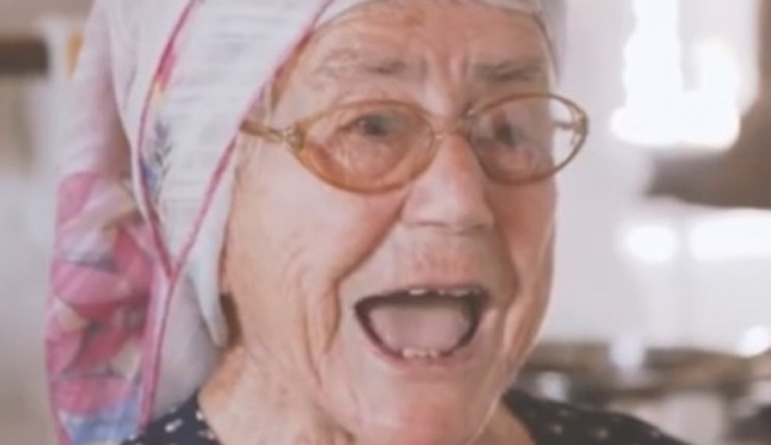 Κρήτη: &#039;&#039;Let&#039;s do it Χαρίλαε&#039;&#039; - Αυτή είναι η τρομερή γιαγιά που ρίχνει το facebook με τις ατάκες της (Βίντεο)!