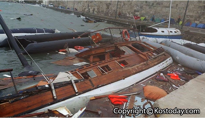 Μισοβυθισμένα σκάφη, σωσίβια και φουσκωτά &quot;κοσμούν&quot; το λιμάνι της Κω (φωτό)