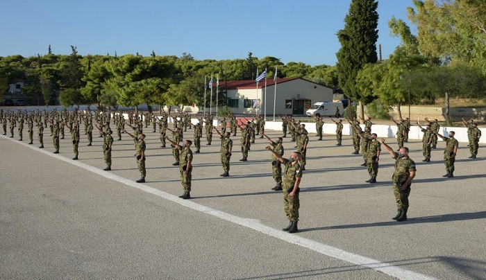 Στρατιωτική θητεία με «διπλό» απολυτήριο προωθεί η κυβέρνηση