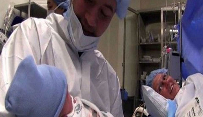 ΔΑΚΡΥΑ ΧΑΡΑΣ: Αυτός ο γυναικολόγος κάθε φορά που γεννιέται ένα μωρό κάνει το πιο όμορφο πράγμα! (Video)