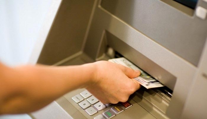 Πώς θα προστατευθείτε από τις κατασχέσεις της εφορίας στους τραπεζικούς λογαριασμούς