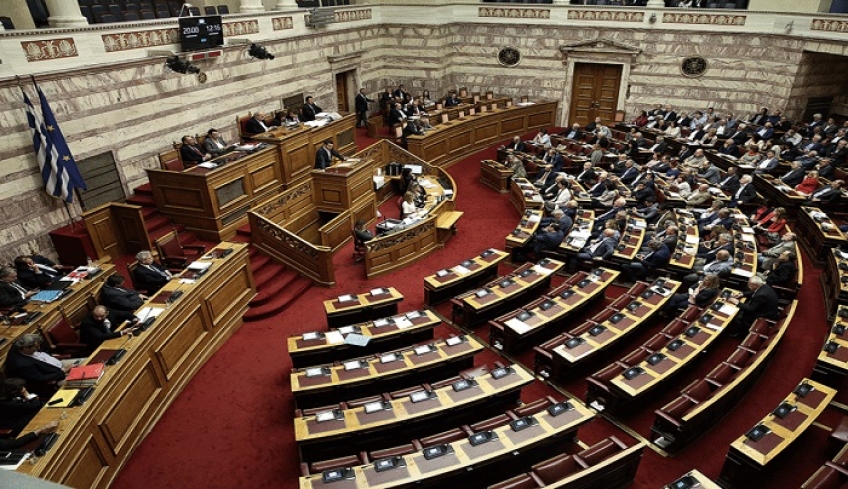 Βουλή: Υπερψηφίστηκε η άρση των capital controls