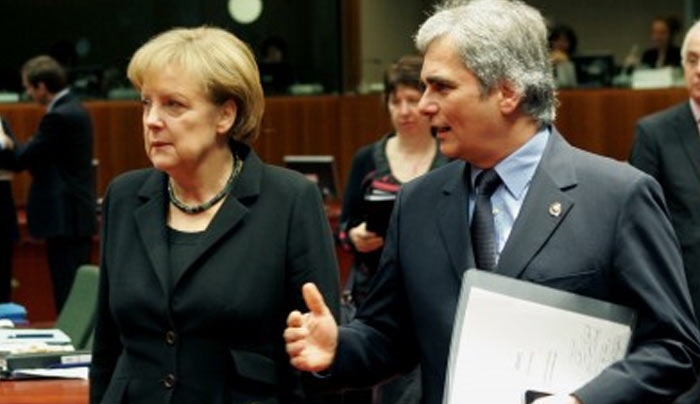 Την &quot;έσφαξε&quot; με το γάντι ο Αυστριακός καγκελάριος την Μέρκελ για τους πρόσφυγες