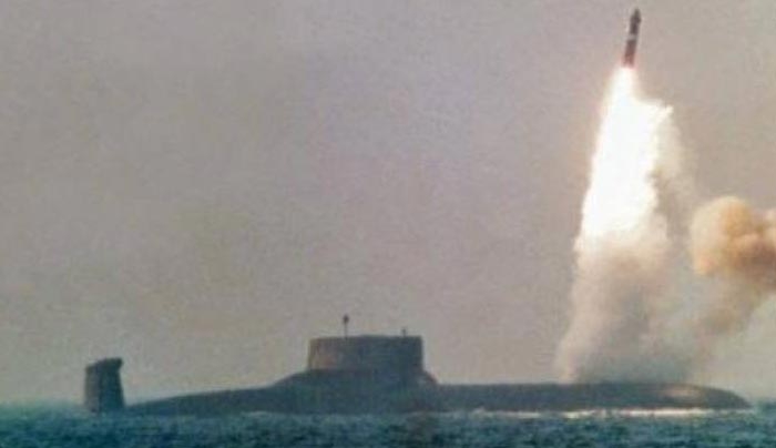 Η Ρωσία «ζεσταίνει» το Στόλο του Ειρηνικού - Εκτόξευσε διηπειρωτικό βαλλιστικό πύραυλο από υποβρύχιο με κατεύθυνση τις αμερικανικές ακτές (βίντεο)
