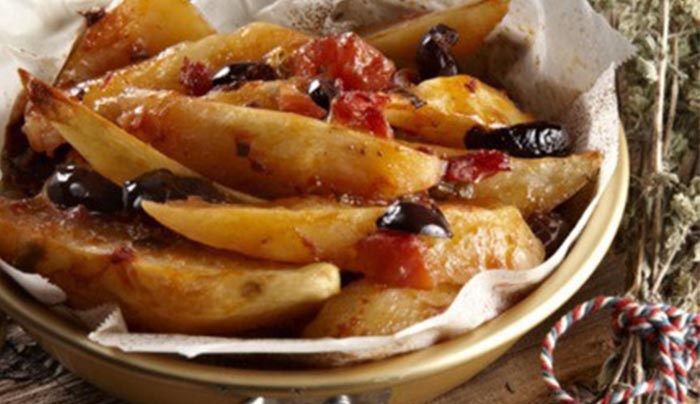 Πατάτες γιαχνί στο φούρνο με ελιές και πικάντικα χταποδάκια Safcol