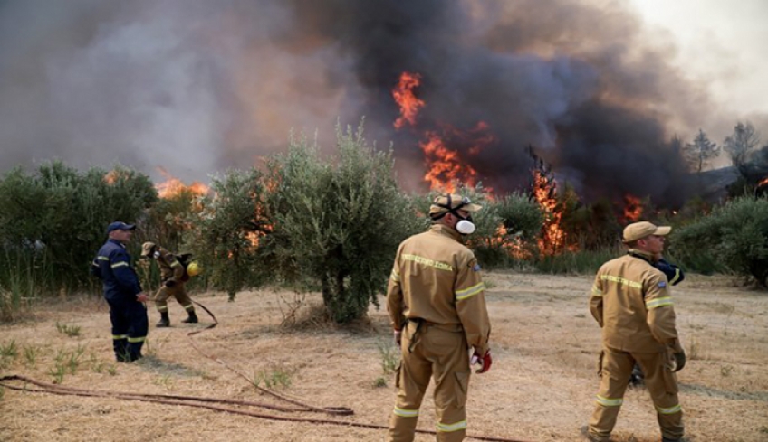 Τριπλή αναζωπύρωση στη Βαρυμπόμπη- Άνιση μάχη με τις φλόγες στην Ηλεία, εκκενώνονται 19 χωριά