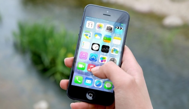 H Apple θέλει να περιορίσει τη χρήση του iPhone
