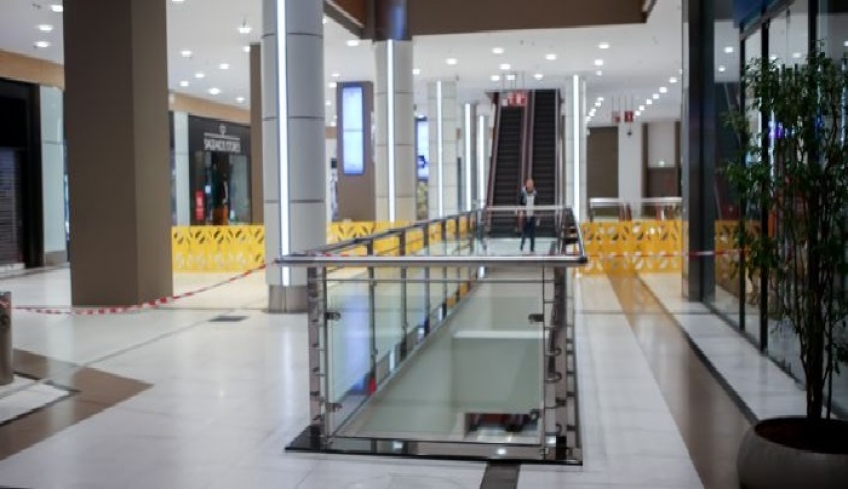 Πτώση γυναίκας στο Mall: Μιλούσε στο τηλέφωνο και ξαφνικά την είδαν να βουτάει στο κενό