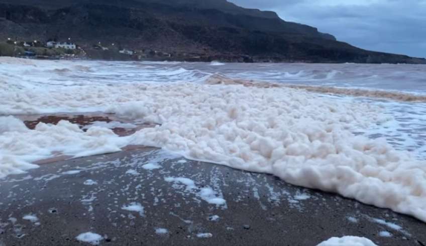 Παράξενο φαινόμενο στην Κρήτη: Η θάλασσα γέμισε αφρούς στην Αγία Πελαγία μετά τη φονική κακοκαιρία [Βίντεο]