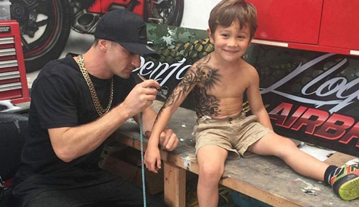 Ένας καλλιτέχνης κάνει απίθανα τατουάζ σε άρρωστα παιδιά για να τα κάνει χαρούμενα (Βίντεο)