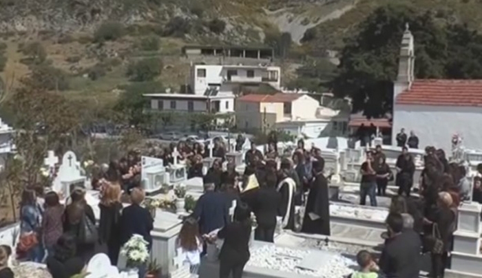 Αβάσταχτος ο πόνος στο μνημόσυνο για τον Βαγγέλη Γιακουμάκη - Λύγισε ο πατέρας (ΒΙΝΤΕΟ)