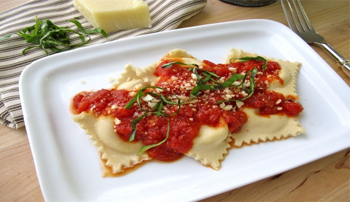 Συνταγή για χειροποίητα ραβιόλια γεμιστά με τυρί &amp; σάλτσα ντομάτας