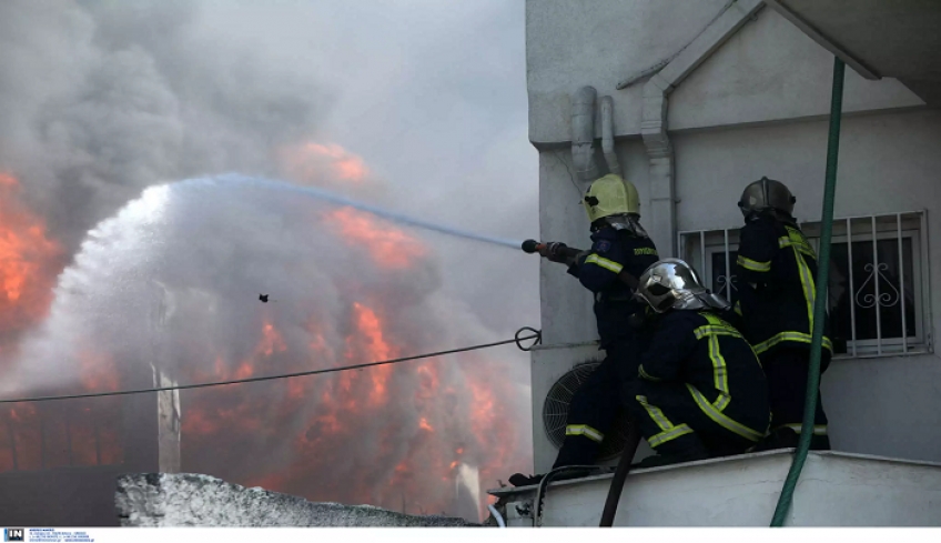 Μεταμόρφωση: Καίει ακόμα η φωτιά – Κατέρρευσε μέρος του κτιρίου!