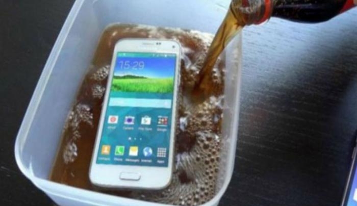 Έβαλε το Samsung S6 για 2 λεπτά μέσα σε Coca Cola. Δες τι έγινε! (Βίντεο)
