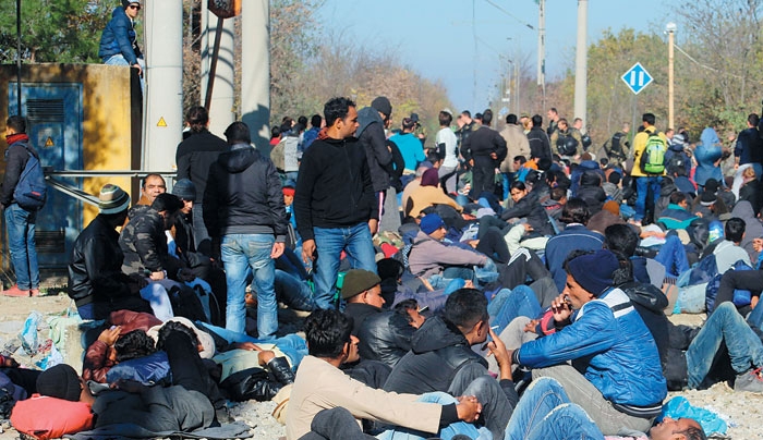 ΣΚΗΝΙΚΟ ΕΝΤΑΣΗΣ: Οι μετανάστες κατέλαβαν τη σιδηροδρομική γραμμή στην Ειδομένη
