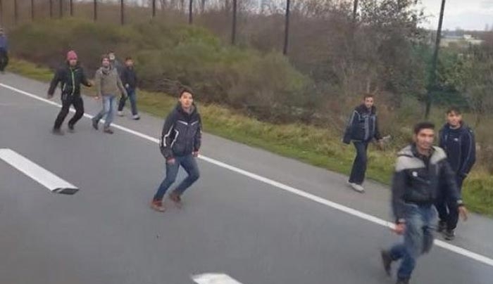 Οδηγός φορτηγού προσπαθεί να πατήσει πρόσφυγες (BINTEO)